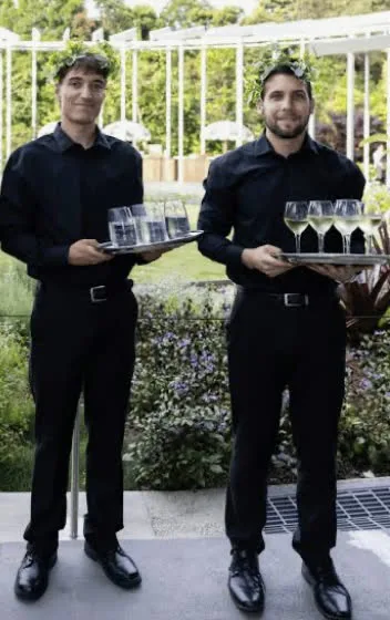 Hôtes en tenue noire avec plateaux lors d'un cocktail d'entreprise à La Réunion