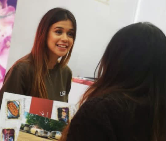 Hôtesse conseillant une cliente lors d'une animation à La Réunion