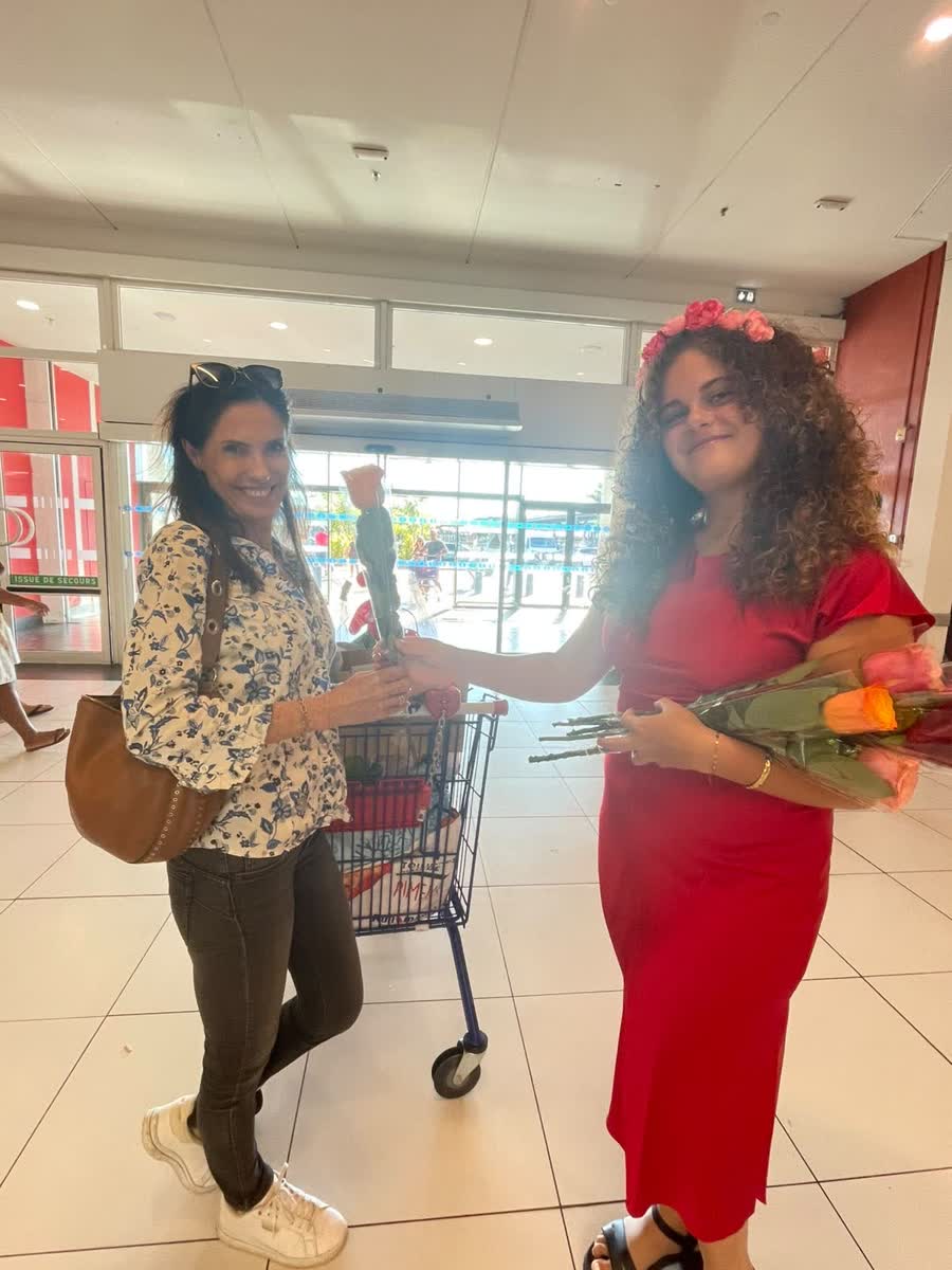 Hôtesse distribuant des flyers devant une vitrine en galerie à La Réunion